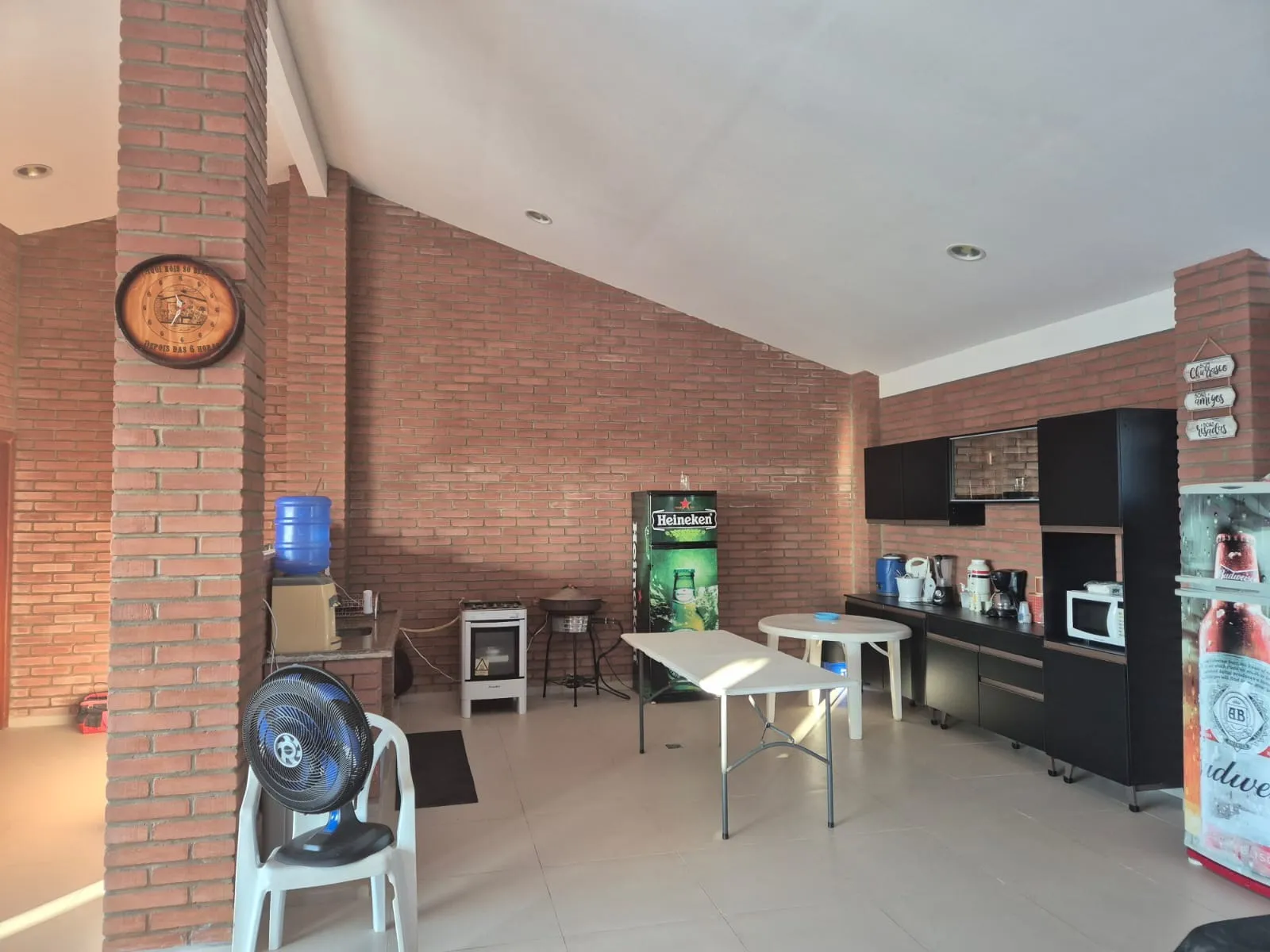 Imagem Chácara à venda em Araçoiaba da Serra-SP, bairro Cercado: 1 sala, 2 banheiros, 12 vagas de garagem, 100,00 m² de área.