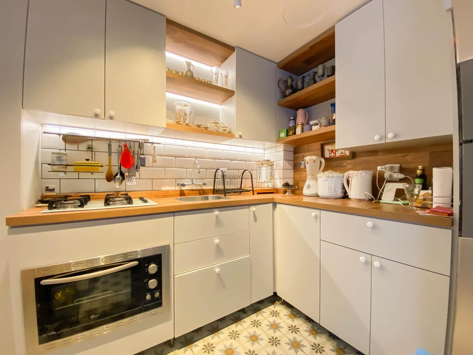 Imagem Casa semi-mobiliada à venda em condomínio fechado com 3 dormitórios e suíte