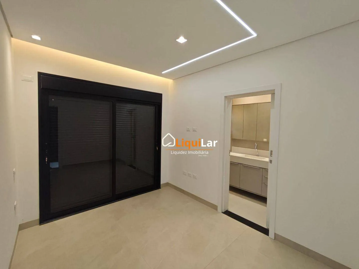 Imagem Sobrado de Alto Padrão no Alphaville II com 4 Suítes, Piscina e Suíte Master com Closet
