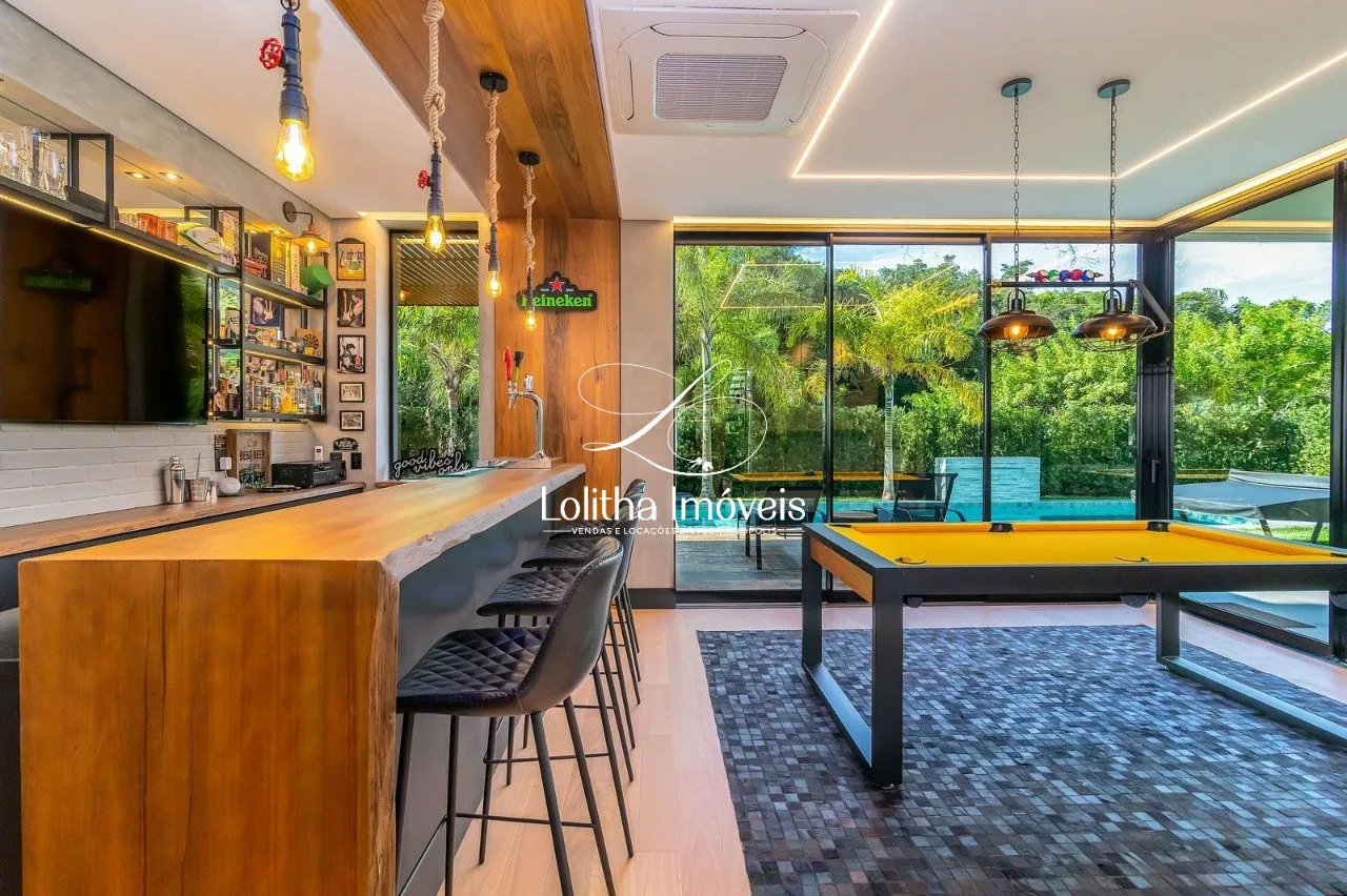 Imagem CASA COM 4 SUÍTES À VENDA EM JURERÊ INTERNACIONAL - FLORIANÓPOLIS/SC