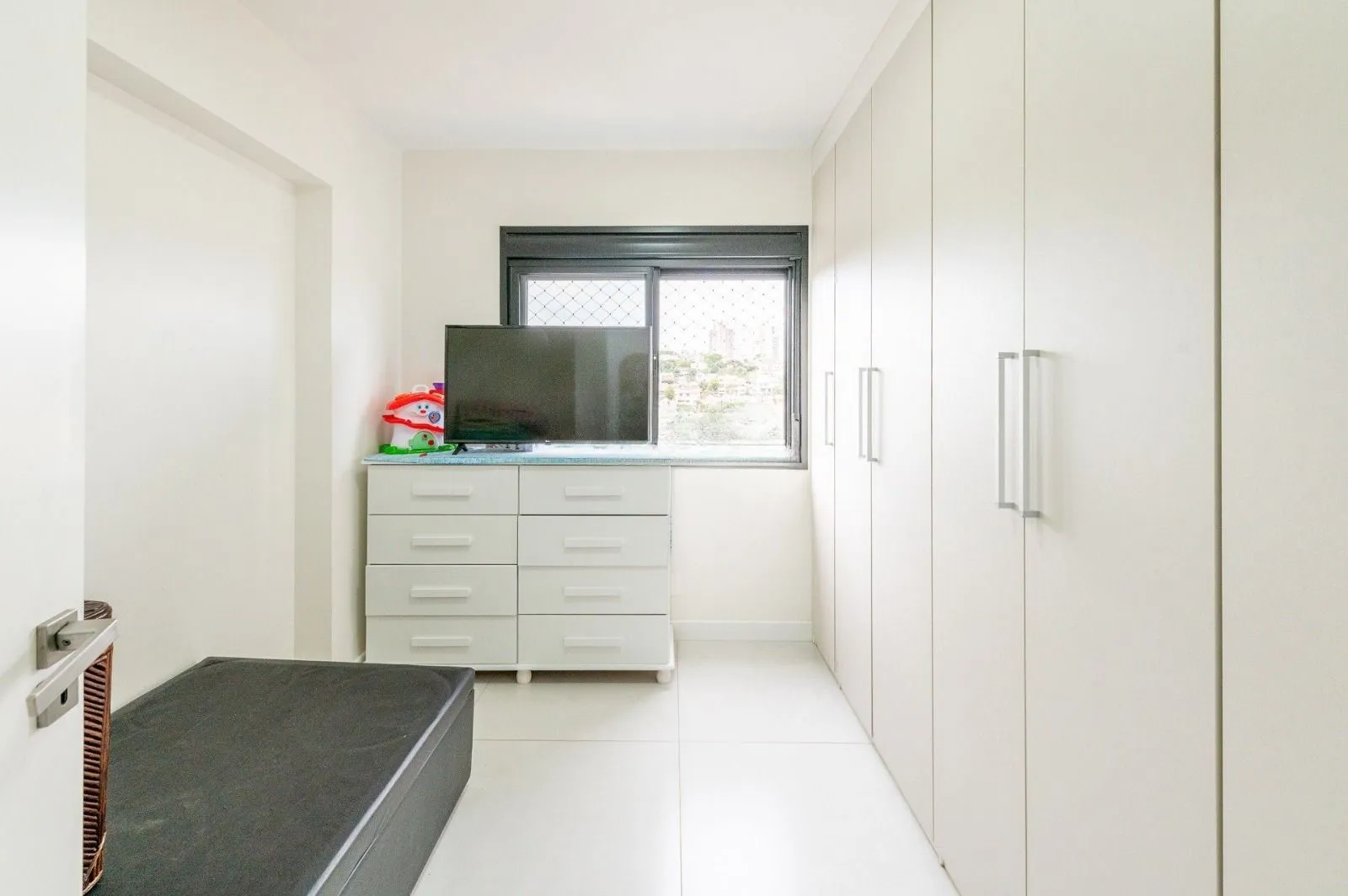 Imagem Yellow residence Apartamento de 2 Dormitórios Semimobiliado com 2 Vagas Próximo a Pucrs