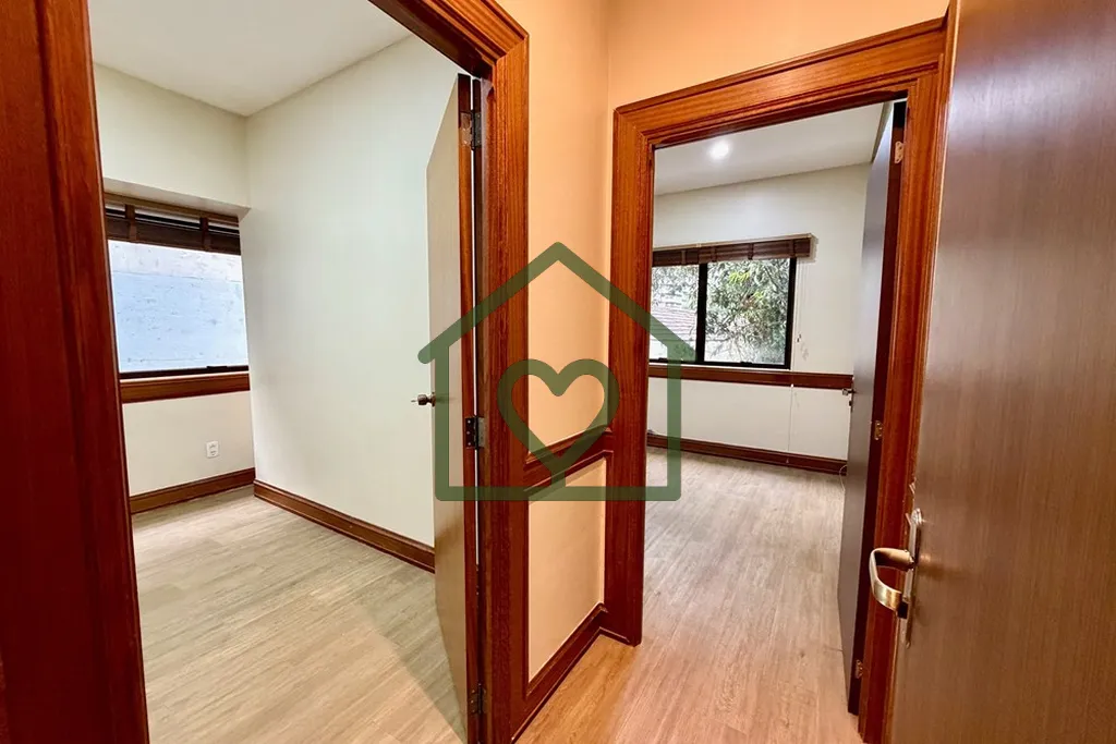 Imagem Consultório com 2 salas de atendimento, isolamento acústico e vaga de garagem!

Localizado no bair...