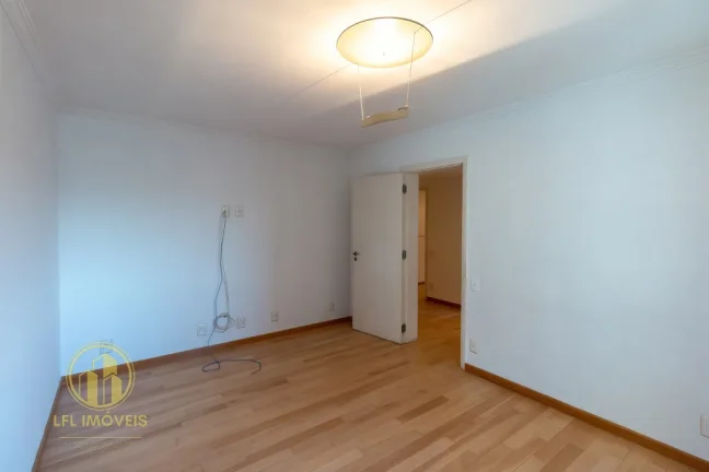 Imagem Muito espaço e privacidade no coração do Itaim Bibi: apartamento para locação, com 3 dormitórios e 3 vagas.