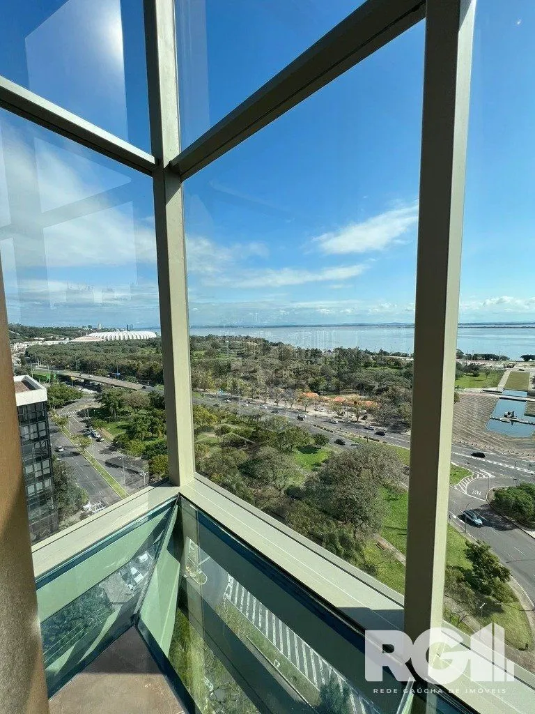 Imagem Apartamento com 143 m² privativos, possui 3 suítes, (sendo 1 máster), living, cozinha, dependência de empregada, lavabo, 143 m² de área privativa, 2 vagas de garagem.