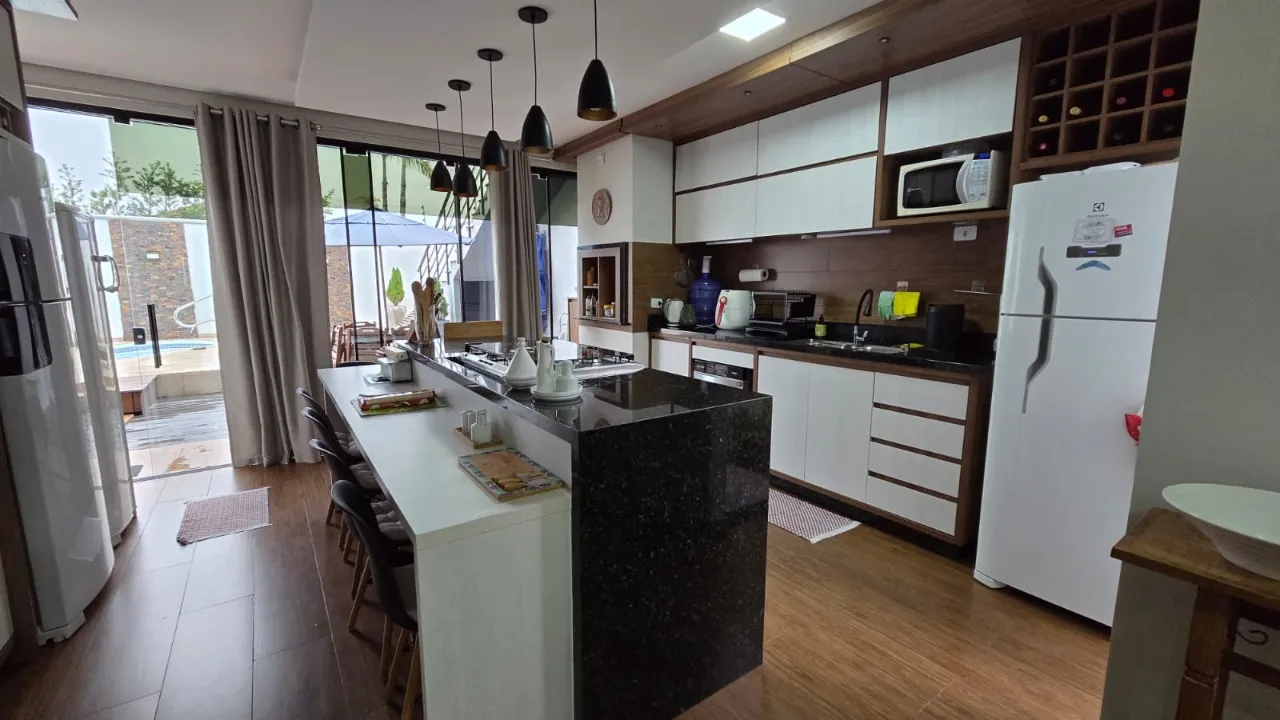 Imagem Casa com 3 suítes, 200 m², PISCINA AQUECIDA, mobiliada, com ar-condicionado e energia solar.

Cara...