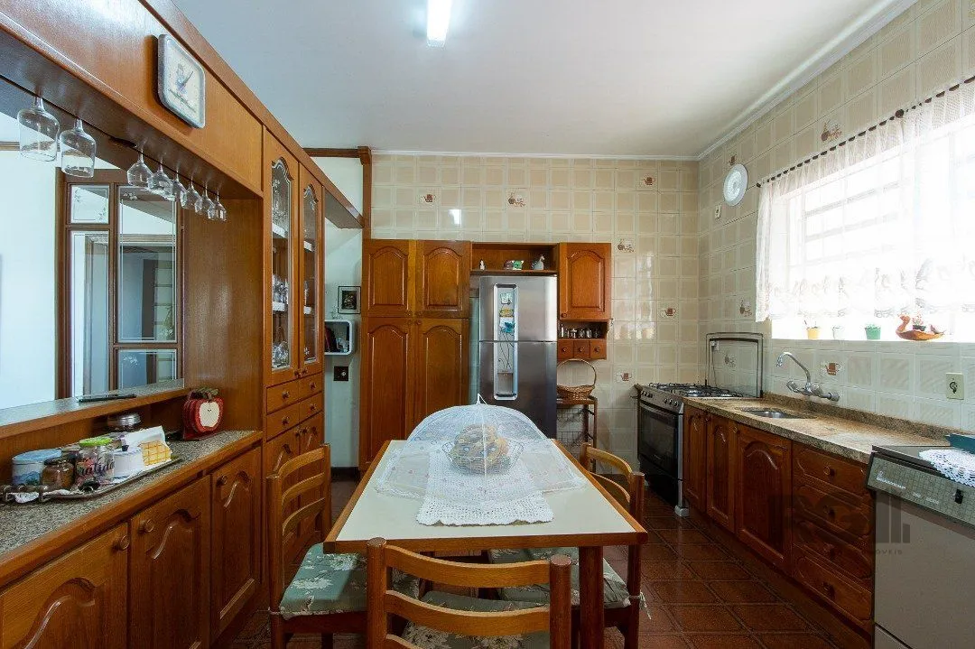 Imagem Casa com 4 quartos, suíte, churrasqueira, lareira, garagem coberta e lindo jardim.