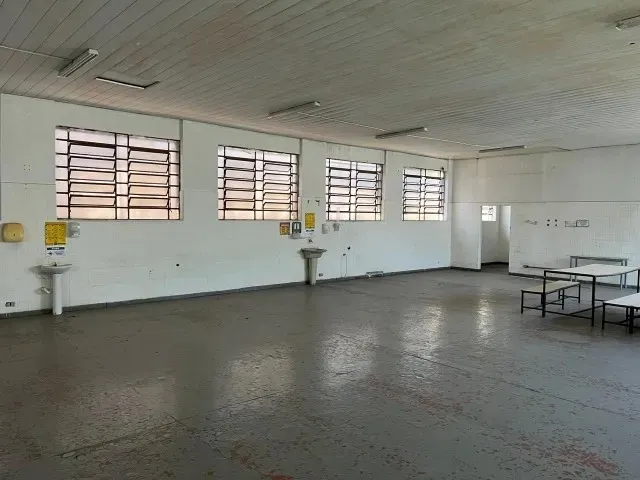 Imagem Galpão Industrial de 8.100m² em Guarulhos com Ponte Rolante e Estrutura Completa
