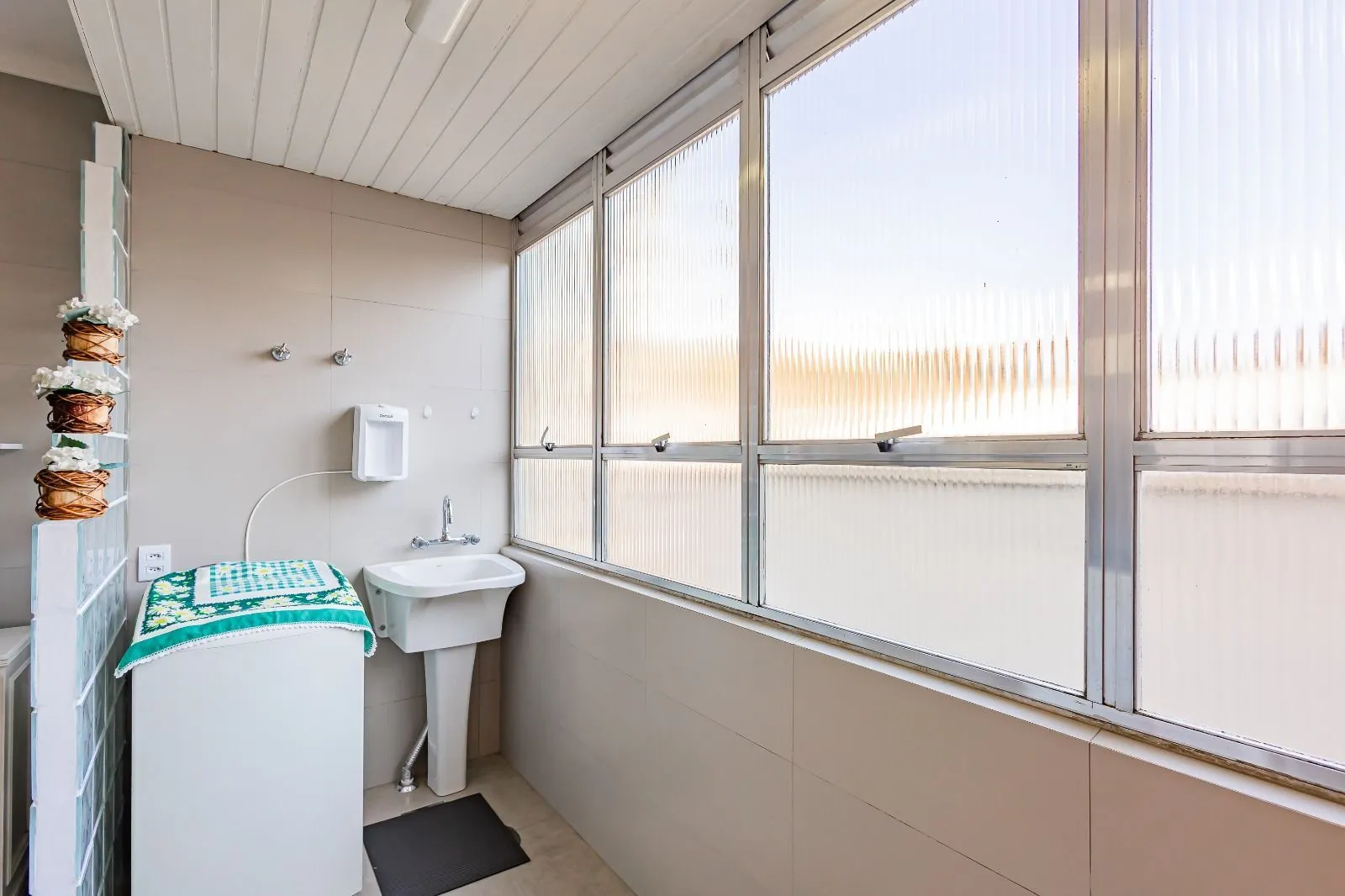 Imagem Apartamento a venda com dois dormitorios e vaga coberta no bairro Menino Deus.