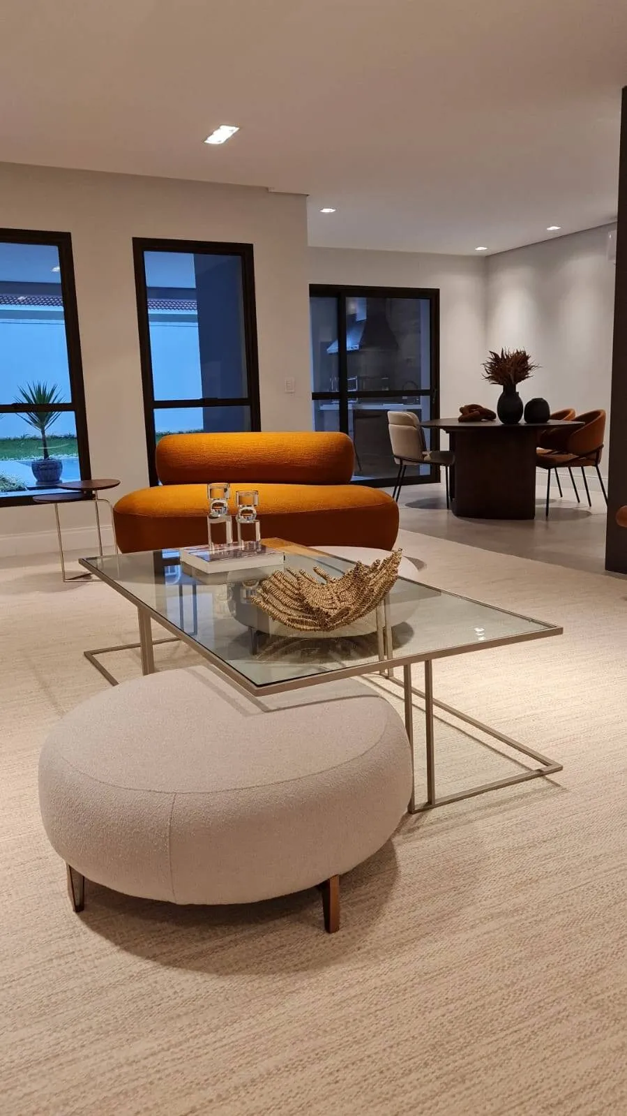 Imagem Casa Sobrado de 400m² de Área Construída Localizada no Alphaville Residencial 2!