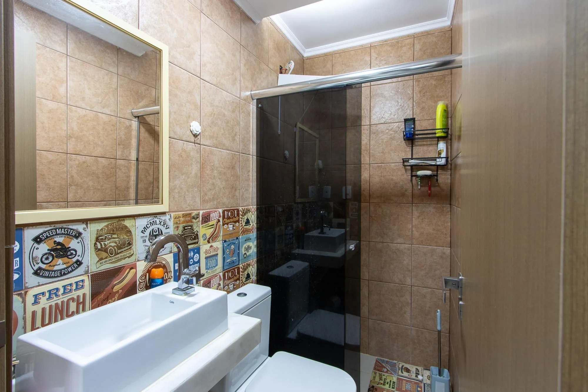 Imagem Casa de 4 dormitórios, 2 suítes, piscina, pátio e 2 vagas de garagem.