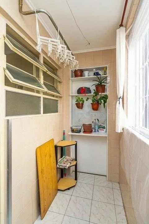 Imagem Formidável apartamento com 3 dormitórios (2 deles são suíte), peças amplas e bem iluminadas, banheiro auxiliar e cozinha com área de serviço separada. Dispõe de uma vaga de garagem coberta. Edifício com elevador e sistema de segurança por câmeras.