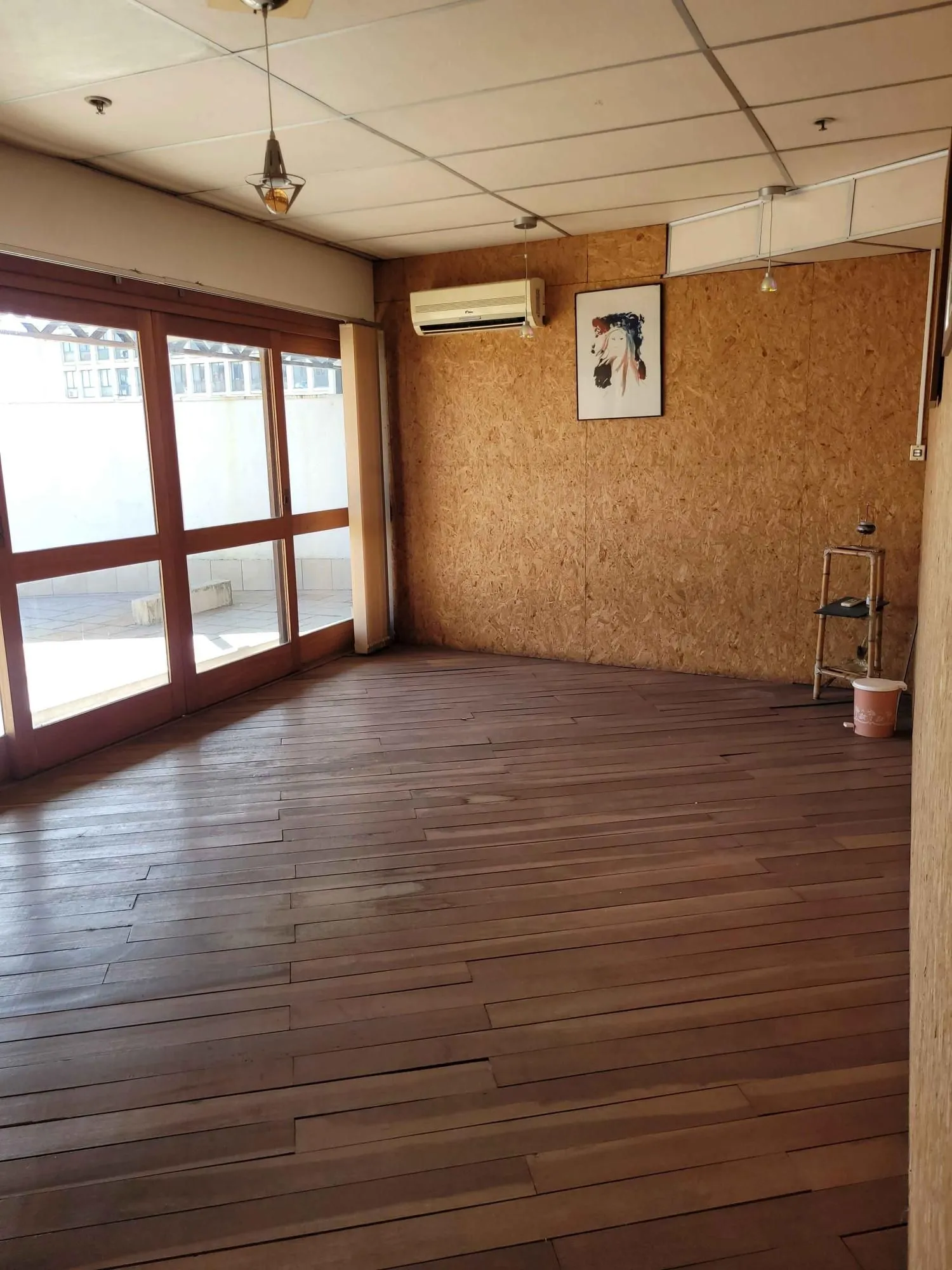Imagem MÁFFER IMÓVEIS ALUGA SALAS COMERCIAIS COM GARAGEM Excelente imóvel comercial em localização estratégica e de alto fluxo de veículos e pedestres, ideal para empresas, clínicas, escritórios corporativos ou instituições financeiras.
