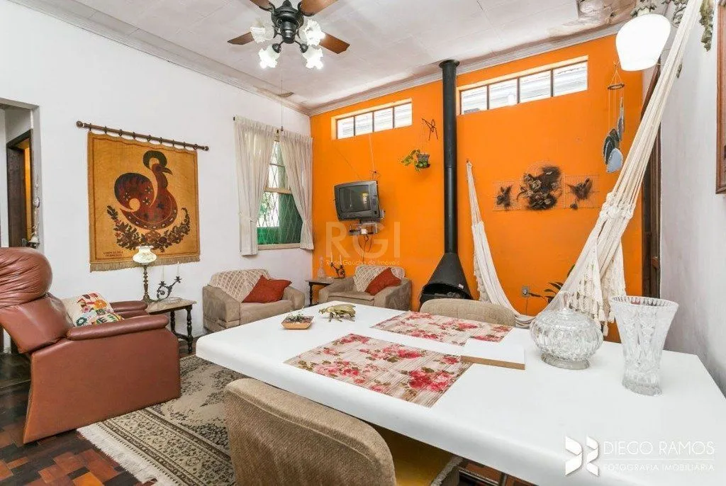 Imagem Casa para Venda - 198m², 3 dormitórios, sendo 1 suites, 4 vagas - Petrópolis