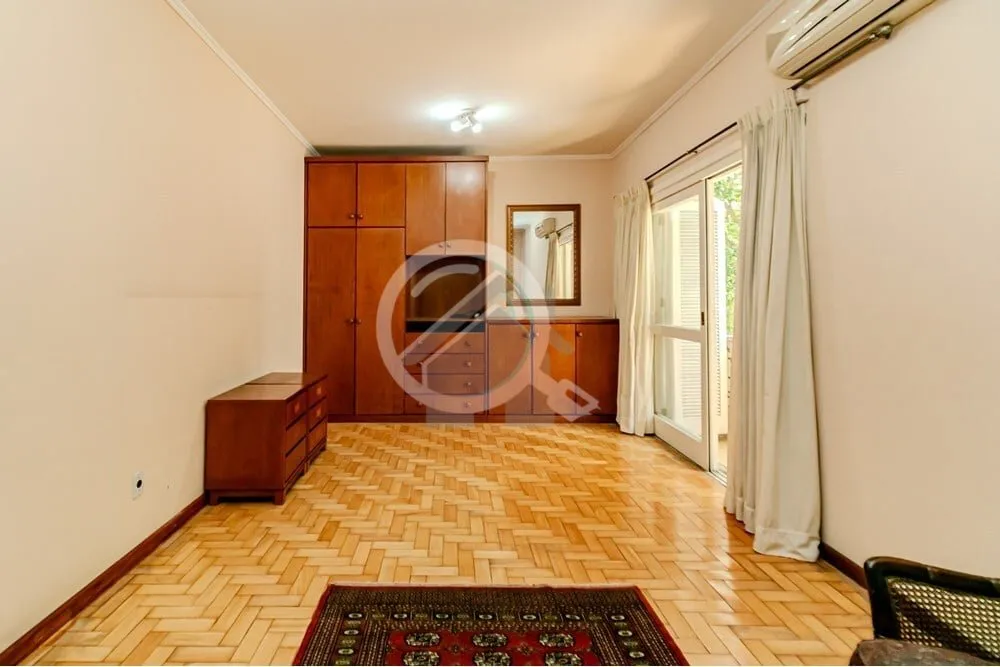 Imagem Apartamento espaçoso com 3 dormitórios, um suíte com sacada, living com 2 ambientes, banheiro soc...