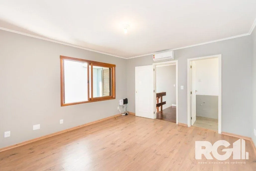 Imagem Casa com piscina, 3 dormitórios, 258m² privativos, no Jardim Itu.