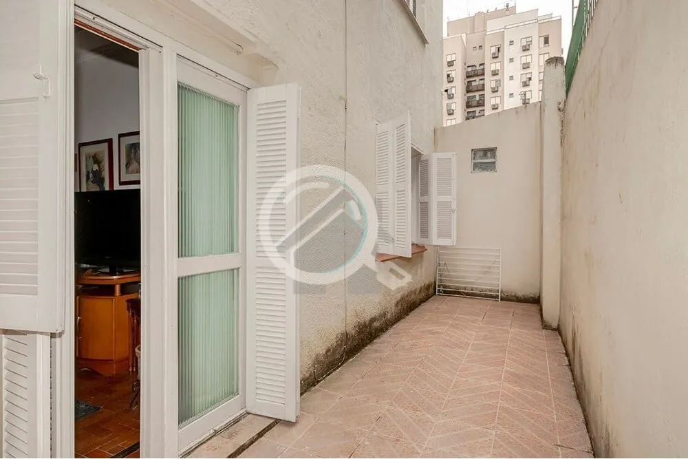 Imagem Excelente apartamento térreo localizado no bairro Menino Deus. Imóvel com 76m² distribuído em 2 ...