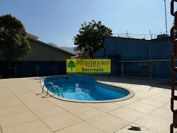 Imagem Maravilhosa Casa à Venda na Martim de Sá - 4 Quartos, 2 Suítes, 3 Salas, 2 Banheiros, 12 Vagas de Garagem, 230 m²!