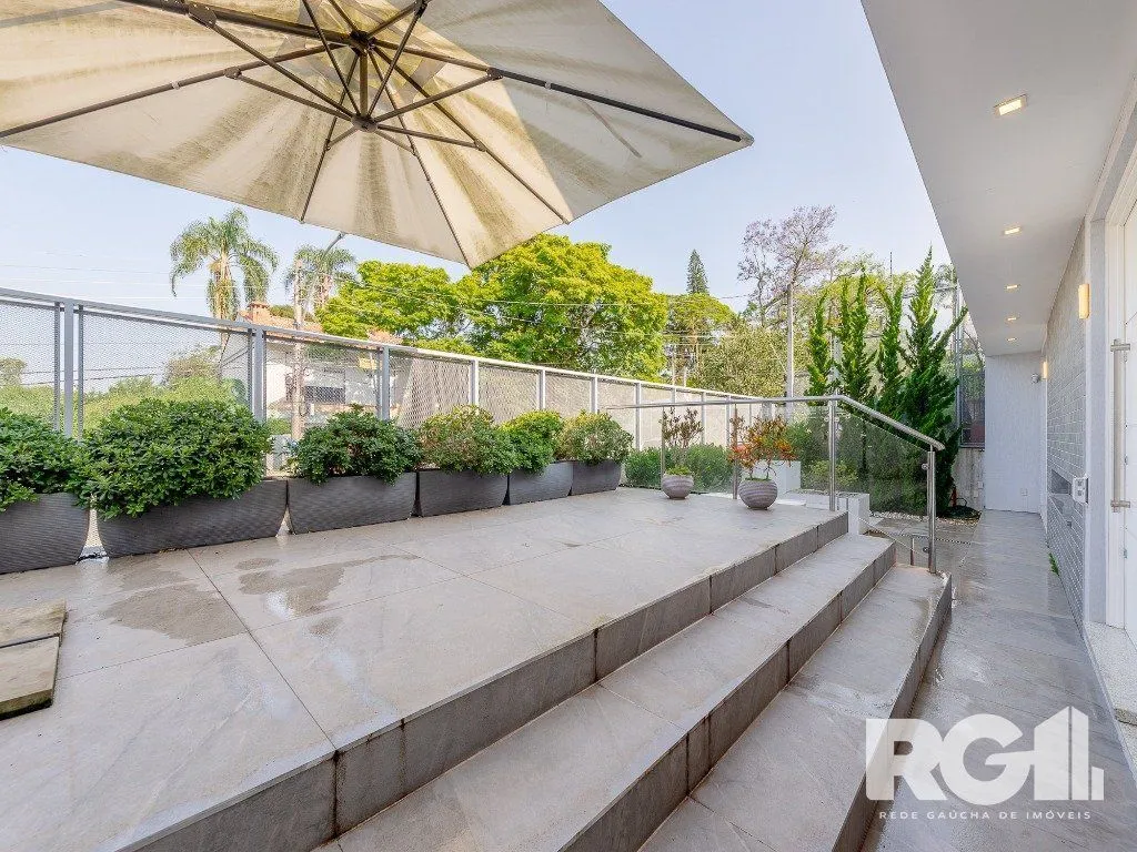 Imagem Espetacular casa nova à venda no bairro Três Figueiras! 3 suítes, 3 vagas, Generoso espaço gourmet com vista para a varanda, bem ensolarado.