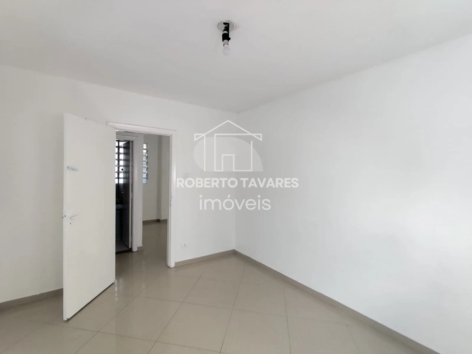 Imagem Apartamento de 64m² com 2 dormitórios, 2 banheiros, sem suíte, localizado no último andar do edifício. Cozinha americana integrada à sala.