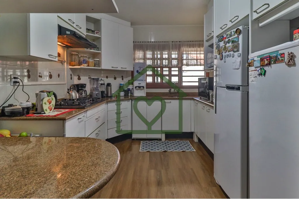 Imagem Casa de 325m2 de área privativa em terreno de 350m2 no bairro Jardim Lindóia, distribuída em dois...