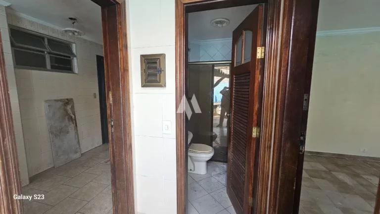 Imagem Casa com 4 dormitórios + 1 suíte + edícula em Ponta da Praia, Santos/SP