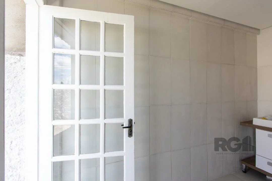 Imagem Casa no Bairro Hípica, 100% reformada, 2 dormitórios, 1 vaga de garagem.
