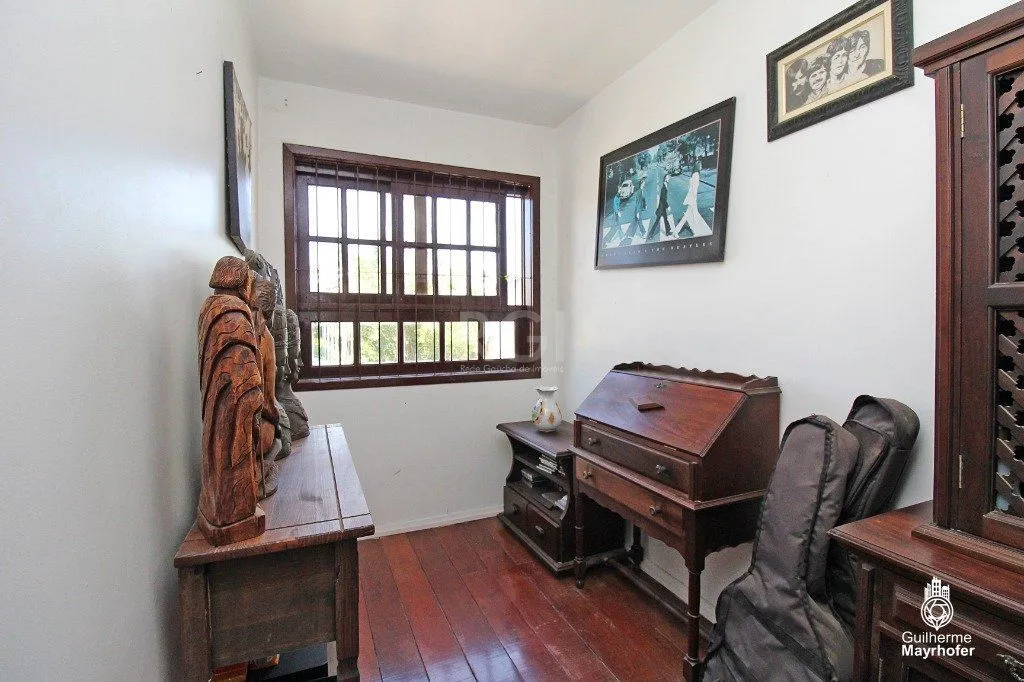 Imagem Casa para Venda - 202m², 4 dormitórios, sendo 1 suites, 3 vagas - Petrópolis