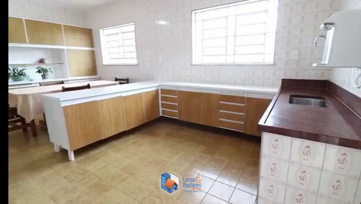 Imagem Casa para venda em Parque Peruche com 4 quartos, sendo 1 suíte, 228m²