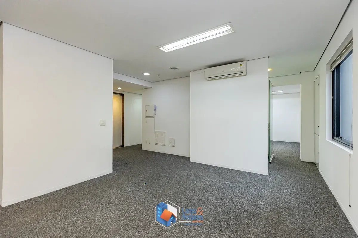 Imagem Conjunto comercial para venda em Cerqueira César, 90m²
