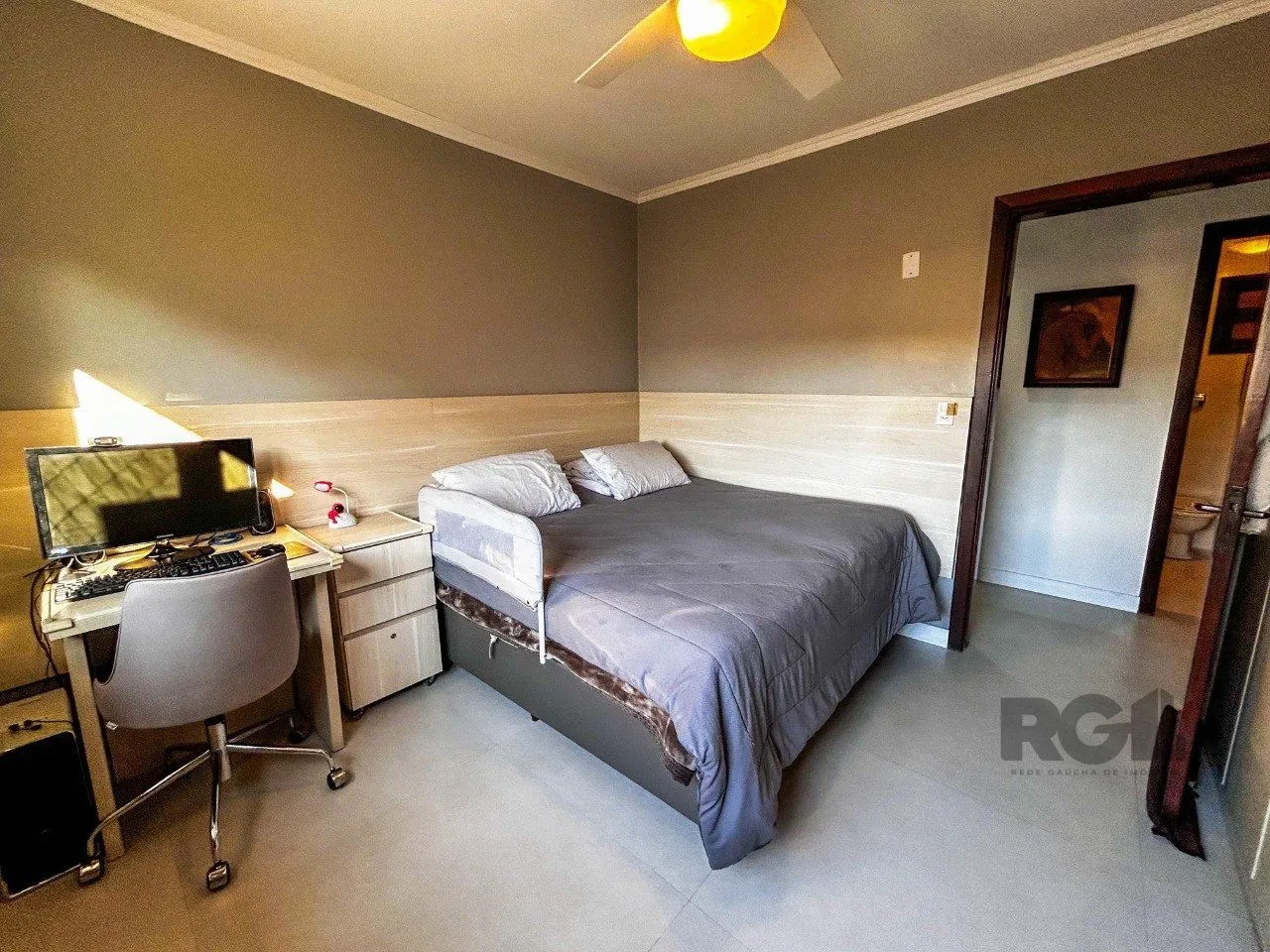 Imagem Casa 3 dormitórios, suíte, lareira, churrasqueira,, pátio, vaga garagem com 309 m² privativos.