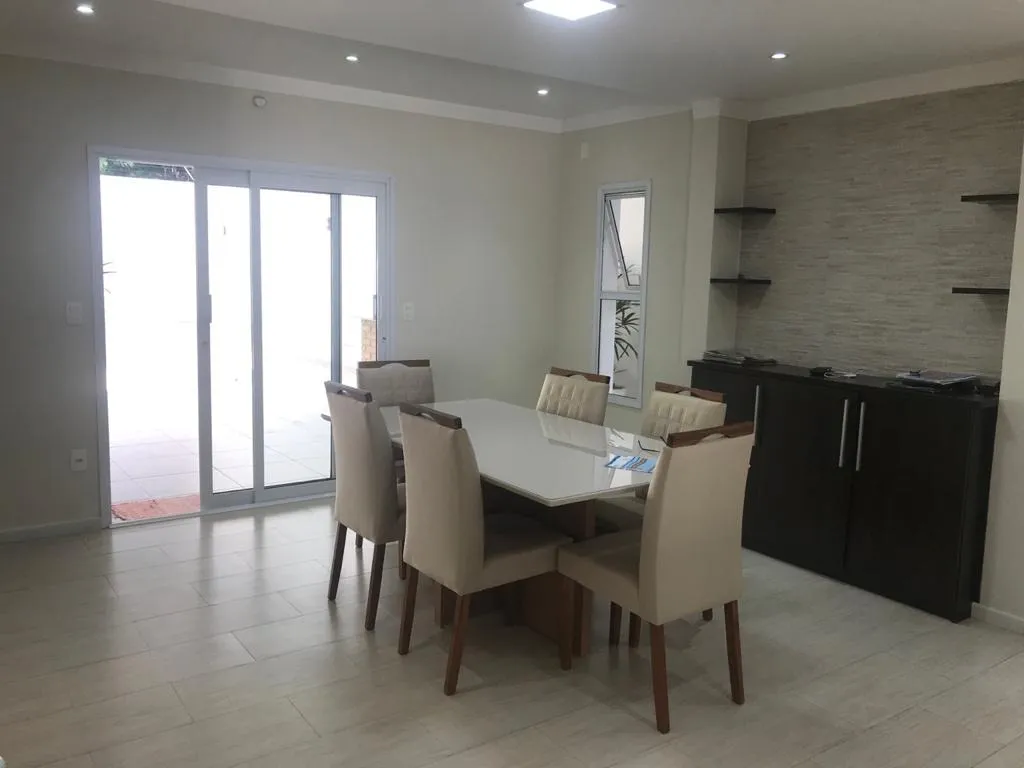 Imagem Lindo Sobrado no Bairro Jardim Karolyne com 235m².