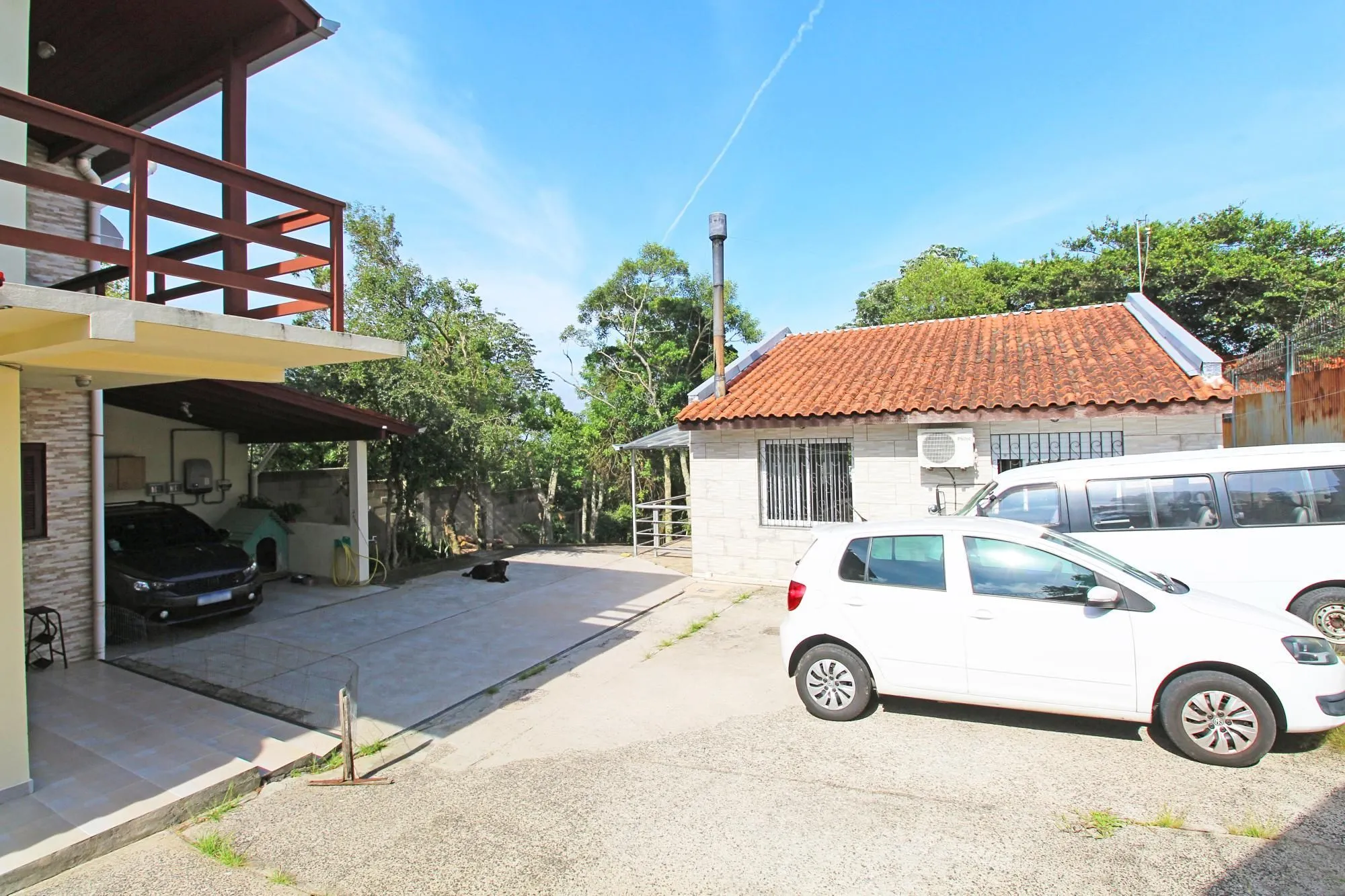 Imagem Duas casas em meio a muita natureza