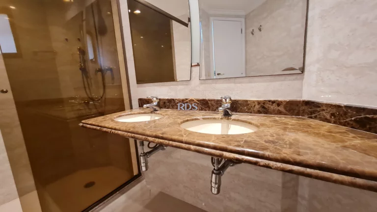 Imagem Vende lindo apartamento de 120m², com 3 dormitórios, sendo 1 suíte e 2 vagas. Totalmente reformado.