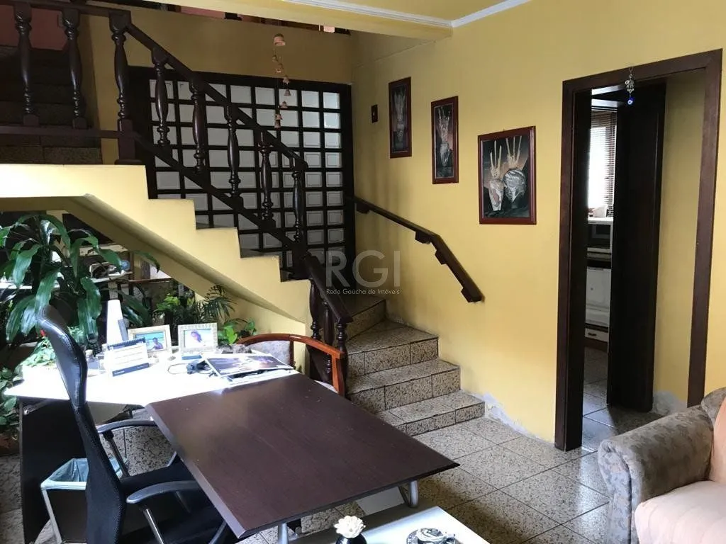 Imagem Casa para Venda - 270m², 4 dormitórios, sendo 1 suites, 5 vagas - Partenon