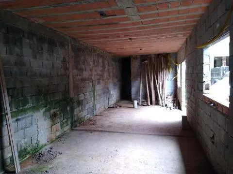 Imagem VENDA DE CASA EM CONSTRUÇÃO NO JARDIM RIO NEGRO, EM ITAQUAQUECETUBA/SP, 160m² com 3 quartos, suíte, sala de estar e garagem para 4 autos. CONSULTE-NOS