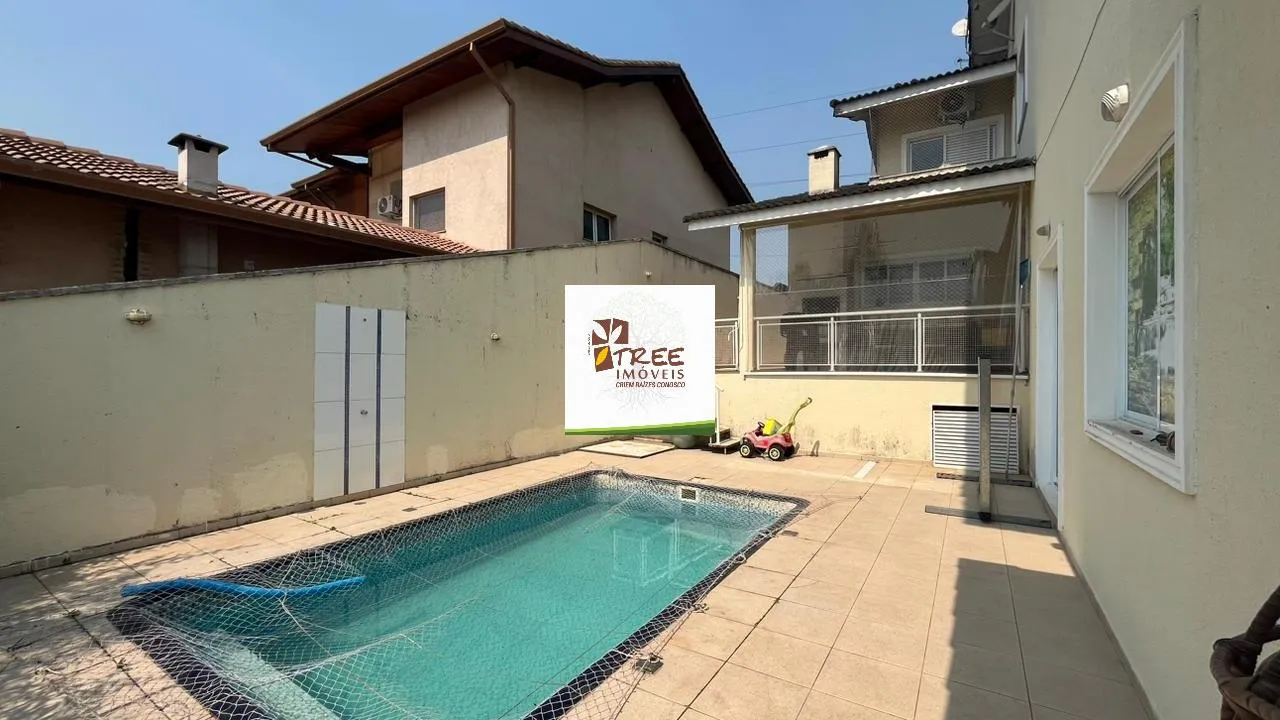 Imagem VENDA DE SOBRADO NO CONDOMÍNIO HILLS III, EM ARUJÁ/SP, 521m² com 05 suítes, piscina, sala ampla, quintal de 200m² e 06 vagas. CONSULTE-NOS.