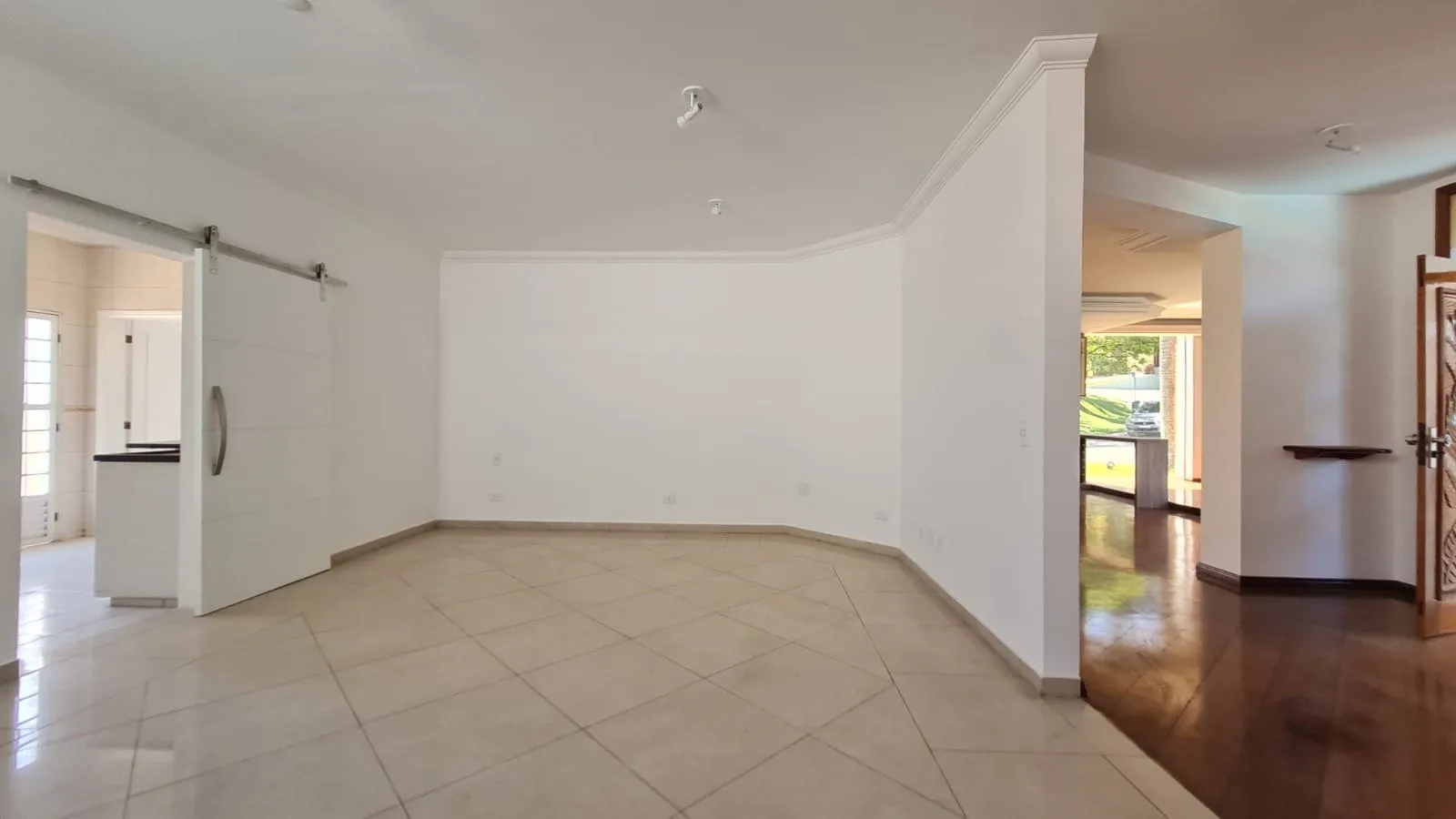 Imagem Mansão Exclusiva no Residencial 5 Alphaville com 620 m² construídos, cinema privativo e área de lazer completa.