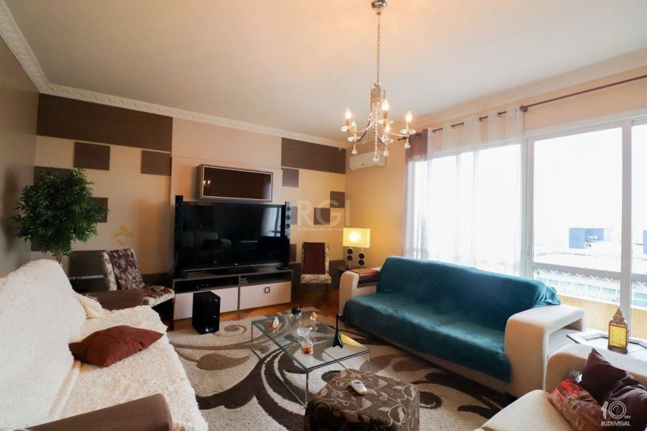 Imagem Apartamento á venda com 3 dormitórios com 1 suíte com sacada + 2 sacadas na sala e living, 233,85M² e 1 vaga de garagem escriturada e coberta, no Bairro Independência em Porto Alegre.