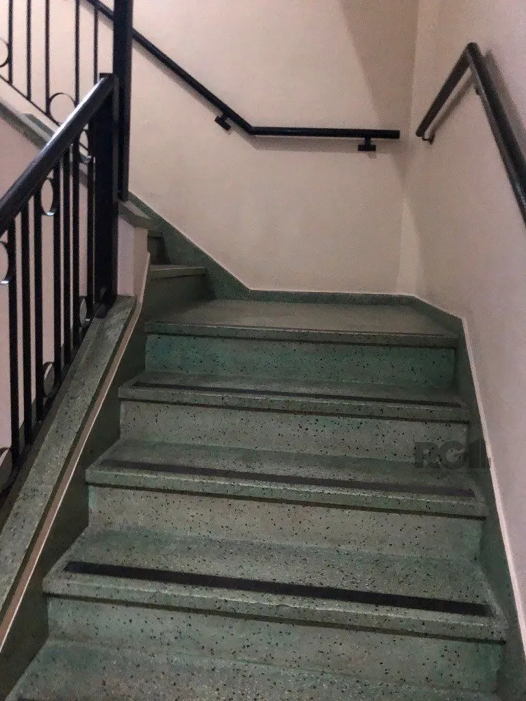 Imagem Apartamento no Passo D'areia de 2 dormitórios e vaga desocupado