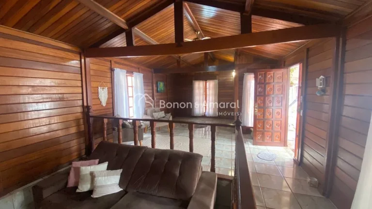 Imagem Casa térrea de madeira, com excelente distribuição. São 3 suítes, sendo 1 suíte máster com hi...