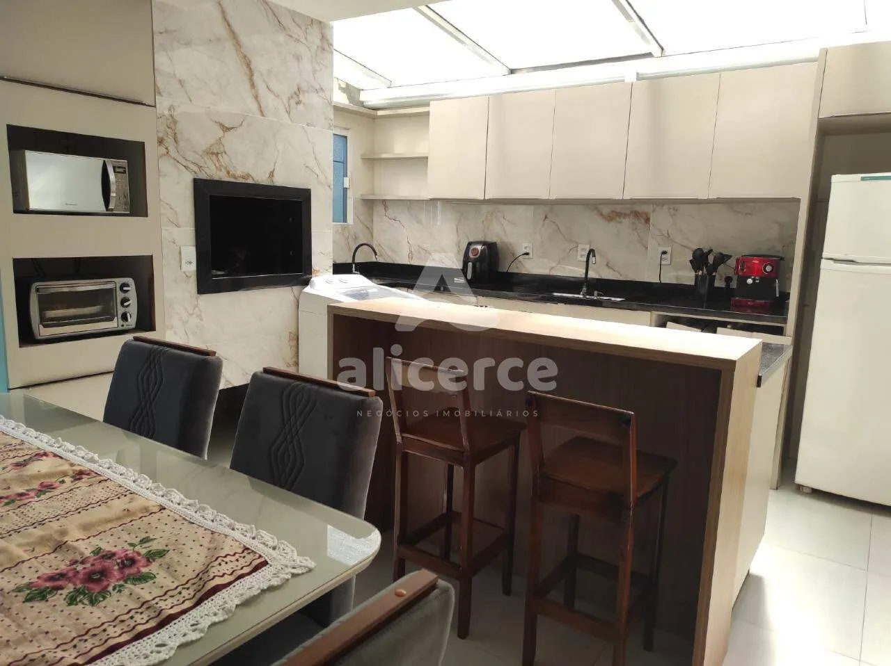 Imagem Casa à Venda na Praia dos Ingleses | Conforto, Privacidade e Excelente Localização em Florianópolis/SC**