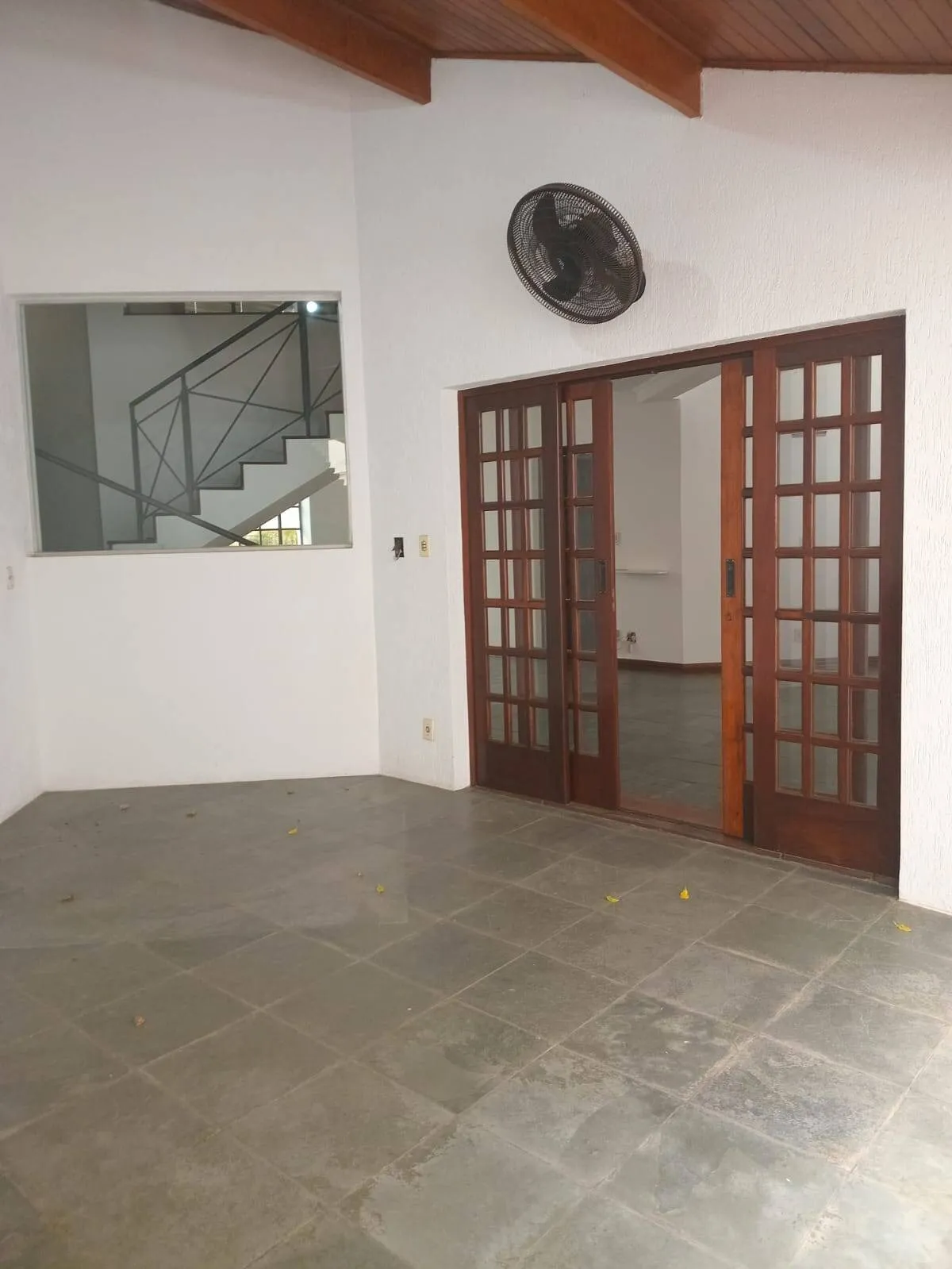 Imagem Espaçosa Casa à Venda em Alphaville 6 com 3 Suítes e Lazer Completo