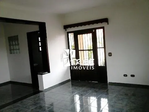 Imagem LOCAÇÃO COMERCIAL DE CASA NO JARDIM PLANALTO, EM ARUJÁ/SP, 400m² com 4 dorm, 3 salas, quintal amplo, churrasqueira e garagem p/ 4 autos. CONSULTE-NOS.