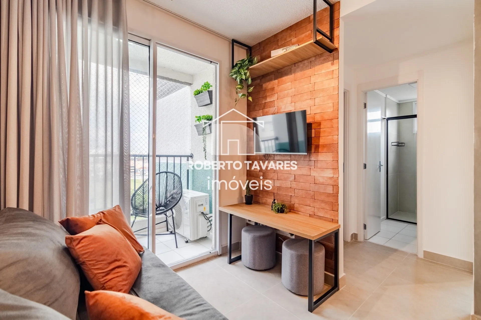 Imagem Apartamento totalmente mobiliado. VENDA DE PORTEIRA FECHADA - O imóvel conta com 2 quartos, sendo 1 suíte, além de uma vaga de garagem.