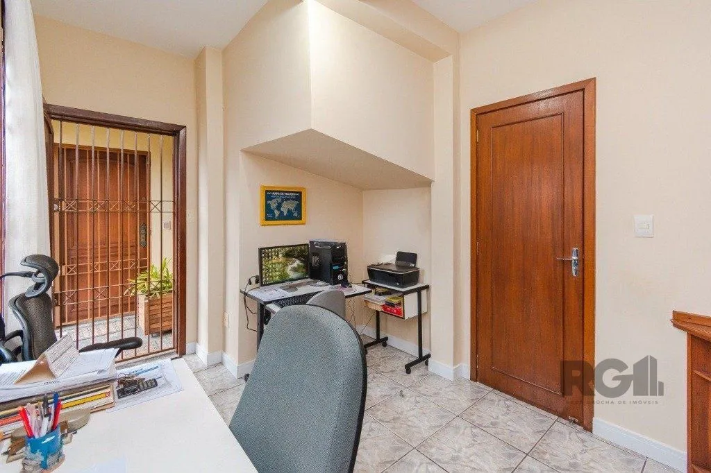 Imagem Casa com 4 dormitórios no bairro Morro Santana