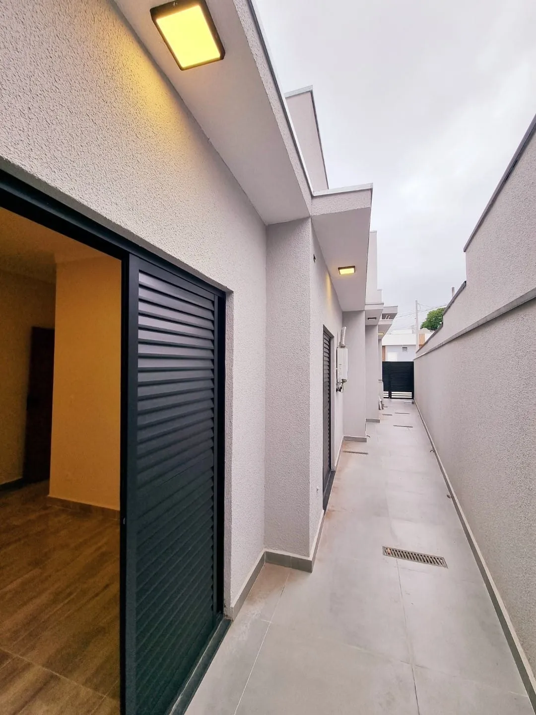 Imagem Exclusiva Casa Moderna no Condomínio Vila Romana: Ambientes Integrados, Área Gourmet, Suíte Ampla e Detalhes em LED para Conforto e Sofisticação