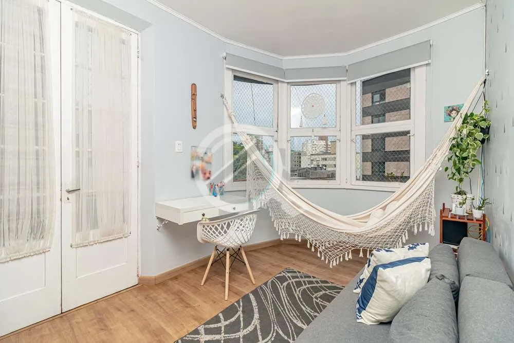 Imagem Descubra o charme deste apartamento totalmente reformulado, localizado no vibrante bairro de Petróp...
