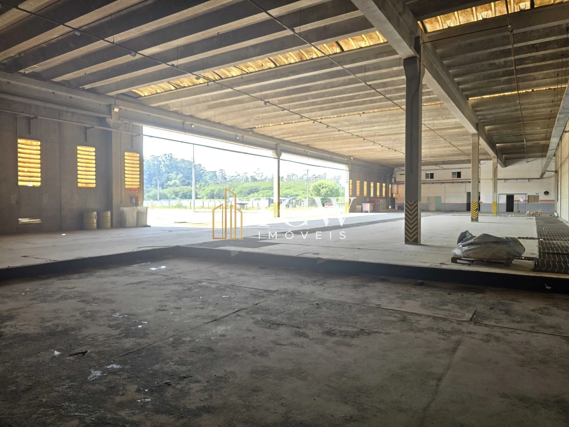 Imagem Galpão Industrial à Venda em Guarulhos | 2.564 m² | Terreno 11.400 m² | ZAE-2