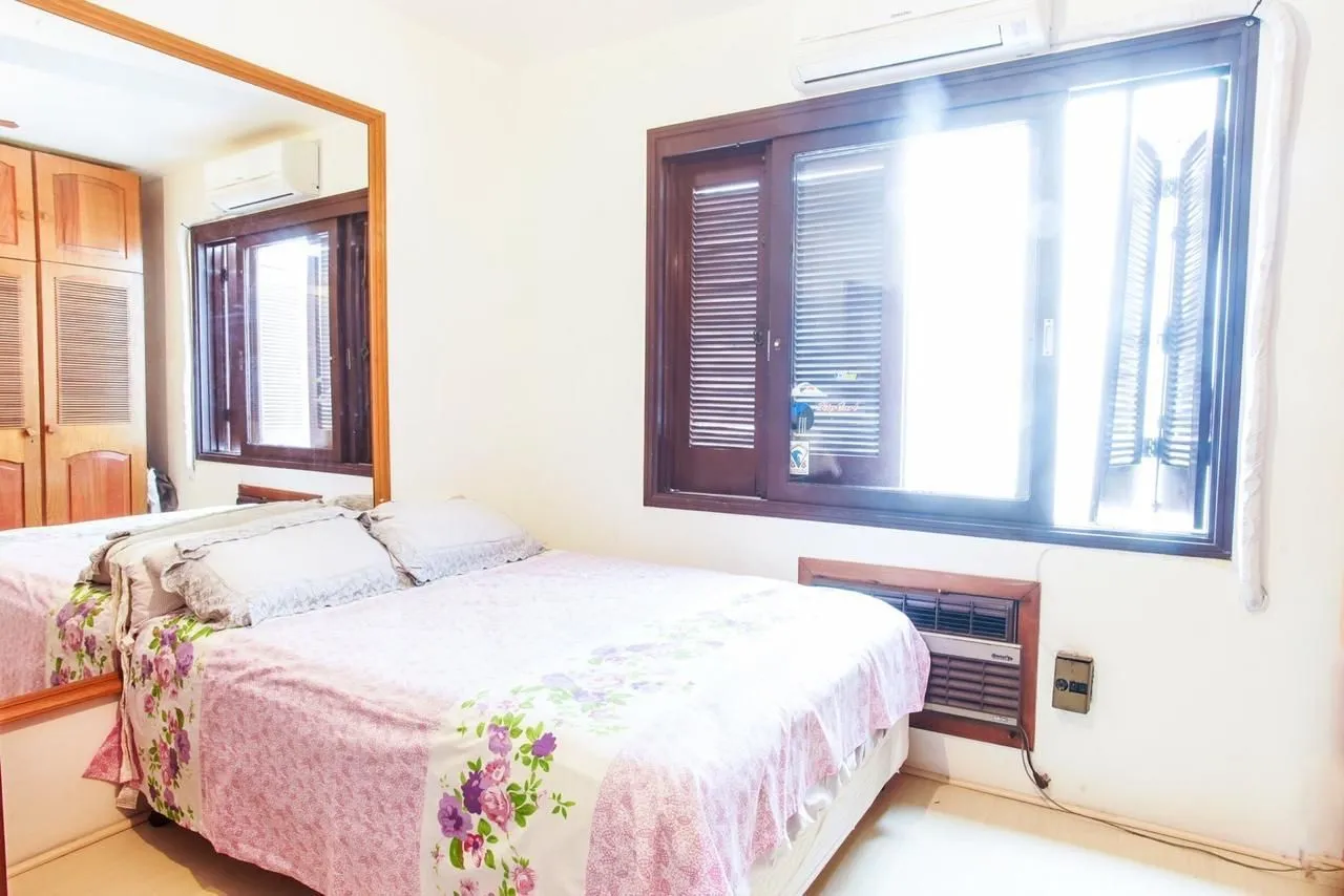 Imagem Casa com 300m², localizada na zona sul de Porto Alegre, com lareira, piscina e 3 vagas de garagem cobertas.