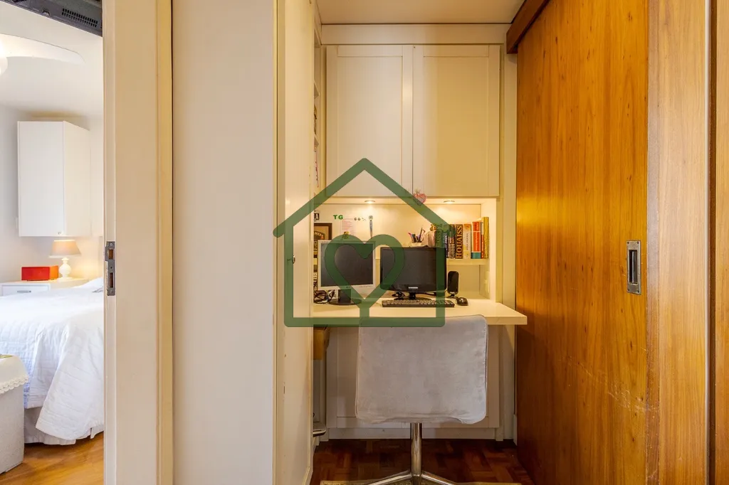 Imagem Apartamento semimobiliado no Jardim Botânico de 2 dormitórios com 105 m² privativos. Imóvel cont...